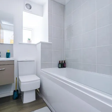 Stunning 2-bed With Allocated Parking شقة