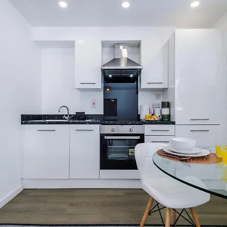 Stunning 2-bed With Allocated Parking شقة