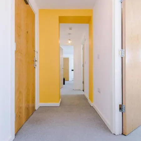Stunning 2-bed With Allocated Parking شقة