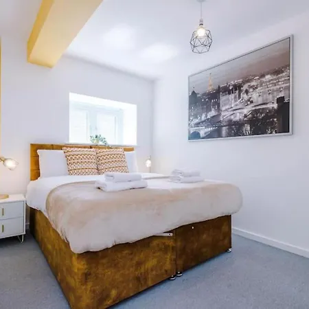 Stunning 2-bed With Allocated Parking ليدز