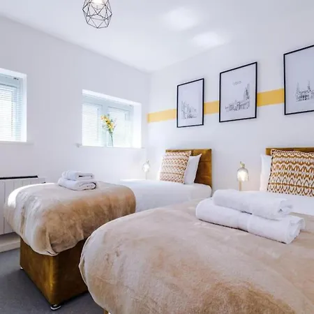 Stunning 2-bed With Allocated Parking شقة